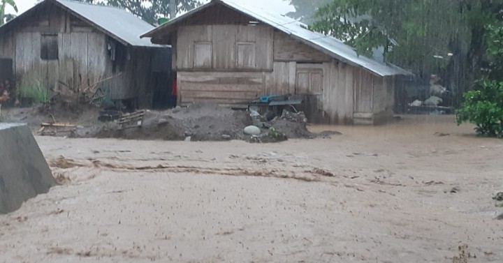 Hundreds evacuate in Kalinga; mudslide hits homes | Philippine News Agency