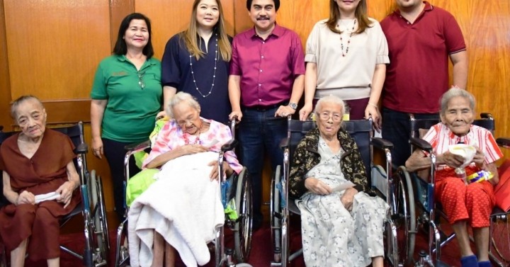 BACOLOD CITY CONDUCTS LADDERIZED CENTENARIAN PAY-OUT FOR SENIOR CITIZENS -  Bacolod City Government