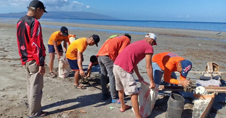 Coast Guard probes oil spill in Sibulan-Dumaguete waters | Philippine ...