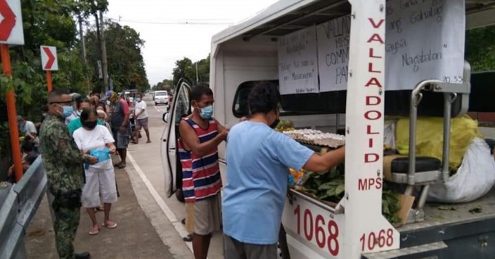 NegOcc cops convert patrol vehicles into mobile pantries | Philippine ...