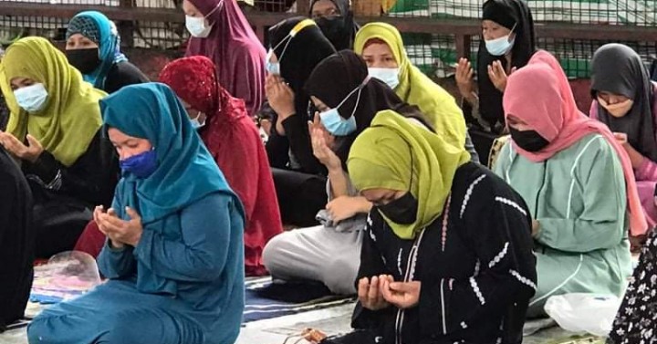 Filipino Muslim women lift veil on hijabs - UCA News