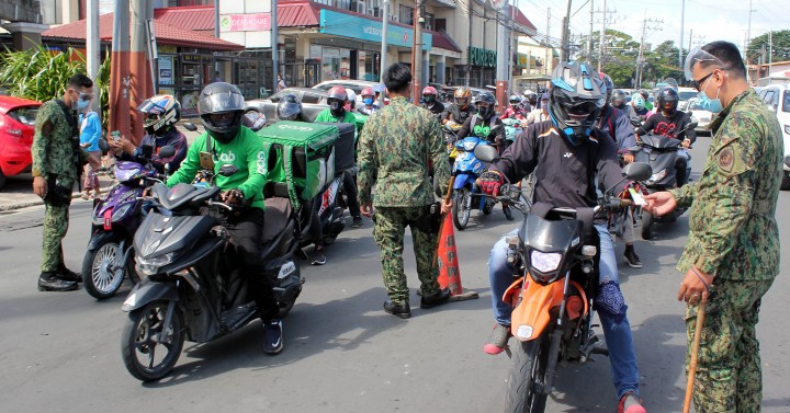 Queue for check | Photos | Philippine News Agency