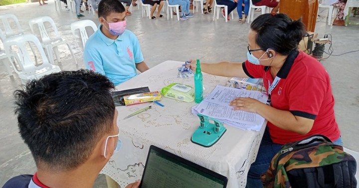 High school students get cash aid from Legazpi city gov't, DSWD ...