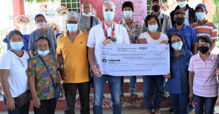 Typhoon-hit Micro Coops In Southern Negros Get Cash Aid 