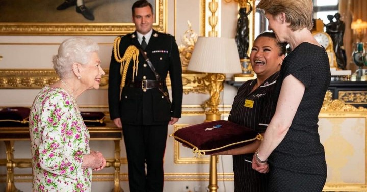 Filipina nurse represents NHS England in George Cross awarding | Philippine  News Agency