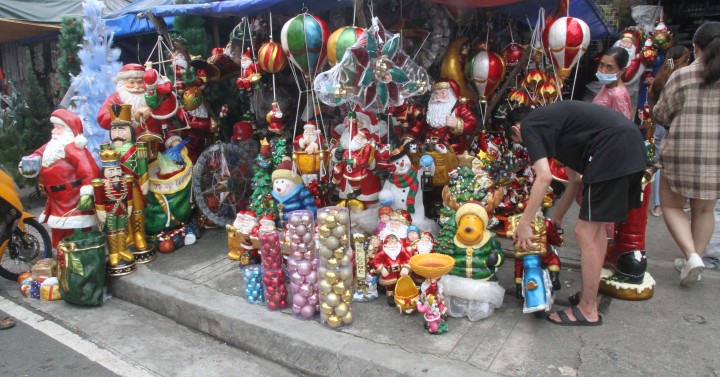 Shopping for Christmas decors  Photos  Philippine News Agency