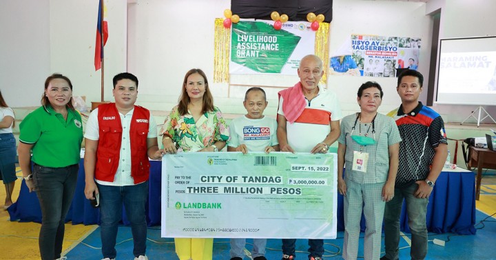 200 Tandag residents get P3-M livelihood aid from DSWD | Philippine ...