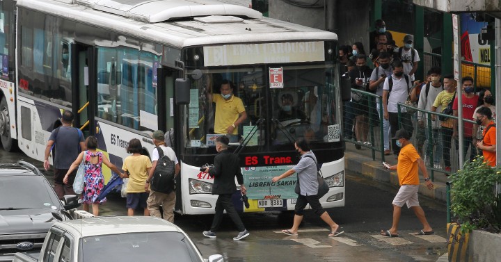 Aid to commuters | Photos | Philippine News Agency