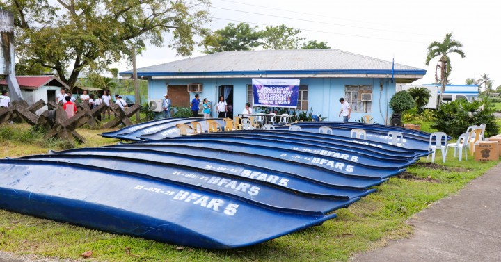 Ilocos Norte fisherfolks get modern fishing boat to boost