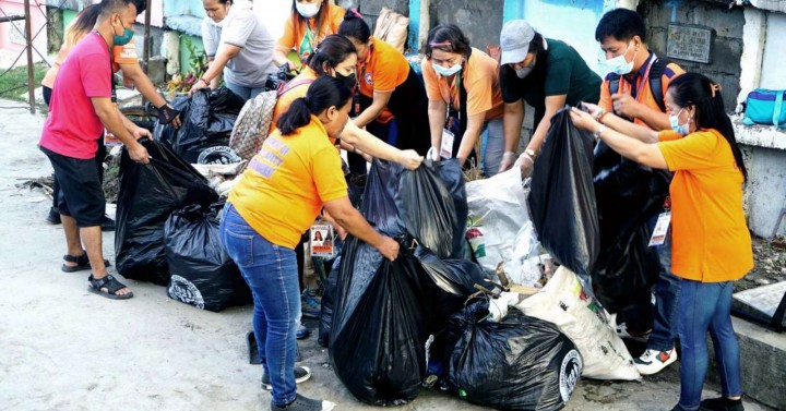 Cemetery trash | Photos | Philippine News Agency