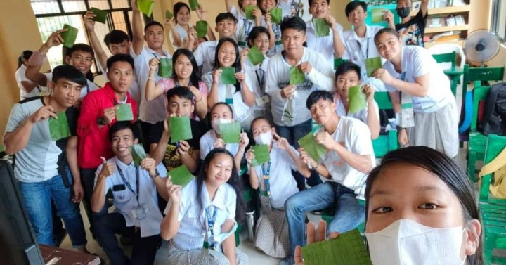 Iloilo students use banana leaves for answer sheet | Philippine News Agency