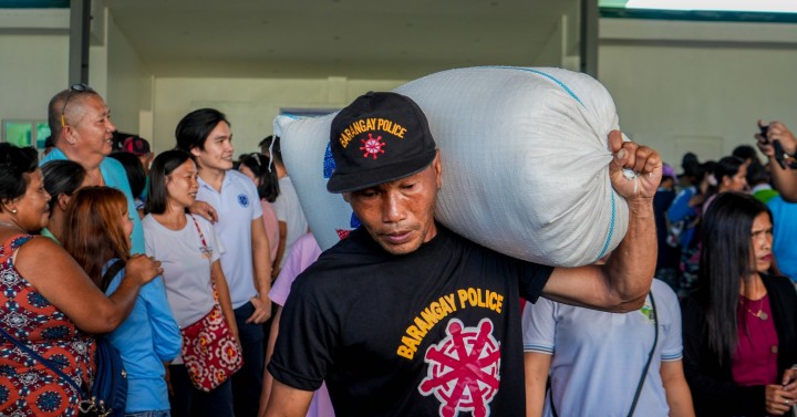 12K village workers get sack of rice from Sorsogon prov'l gov't ...