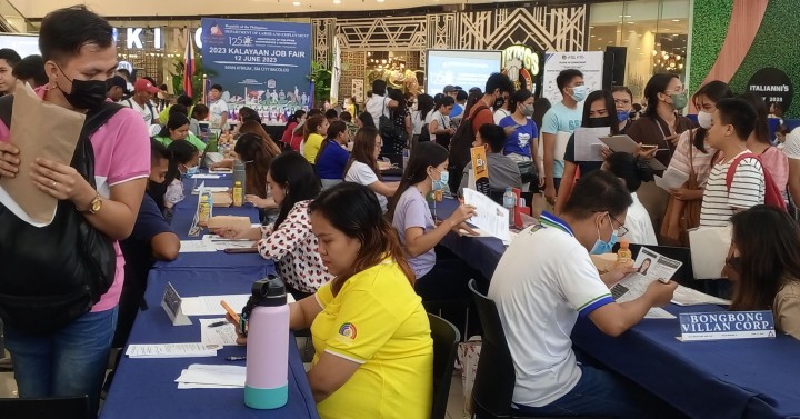 289 hired in 'Kalayaan' job fair in Bacolod | Philippine News Agency