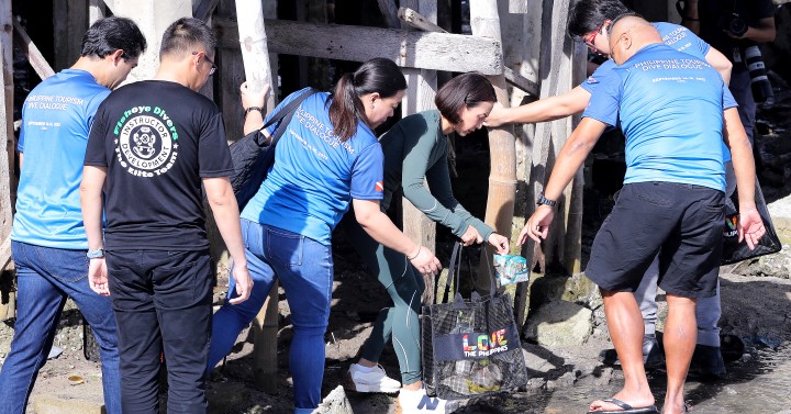 Coastal Clean-up Drive in Mactan Shrine2 | Photos | Philippine News Agency