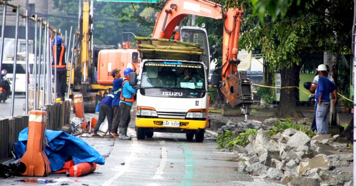 DPWH workers repair portion along Elliptical Road | Photos | Philippine ...