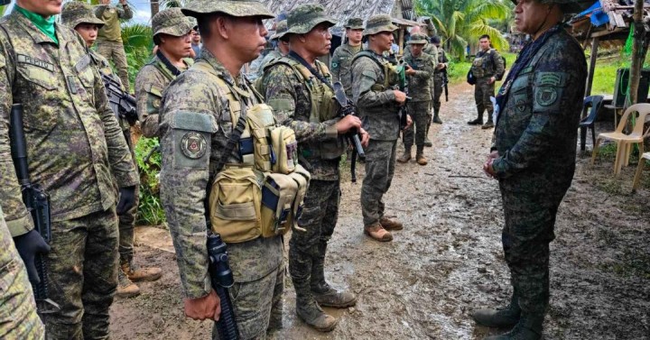 AFP chief fetes 8ID troops for outstanding counterinsurgency work ...