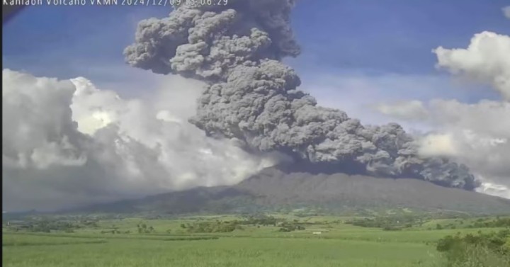 Kanlaon Volcano erupts, stays at alert level 3.