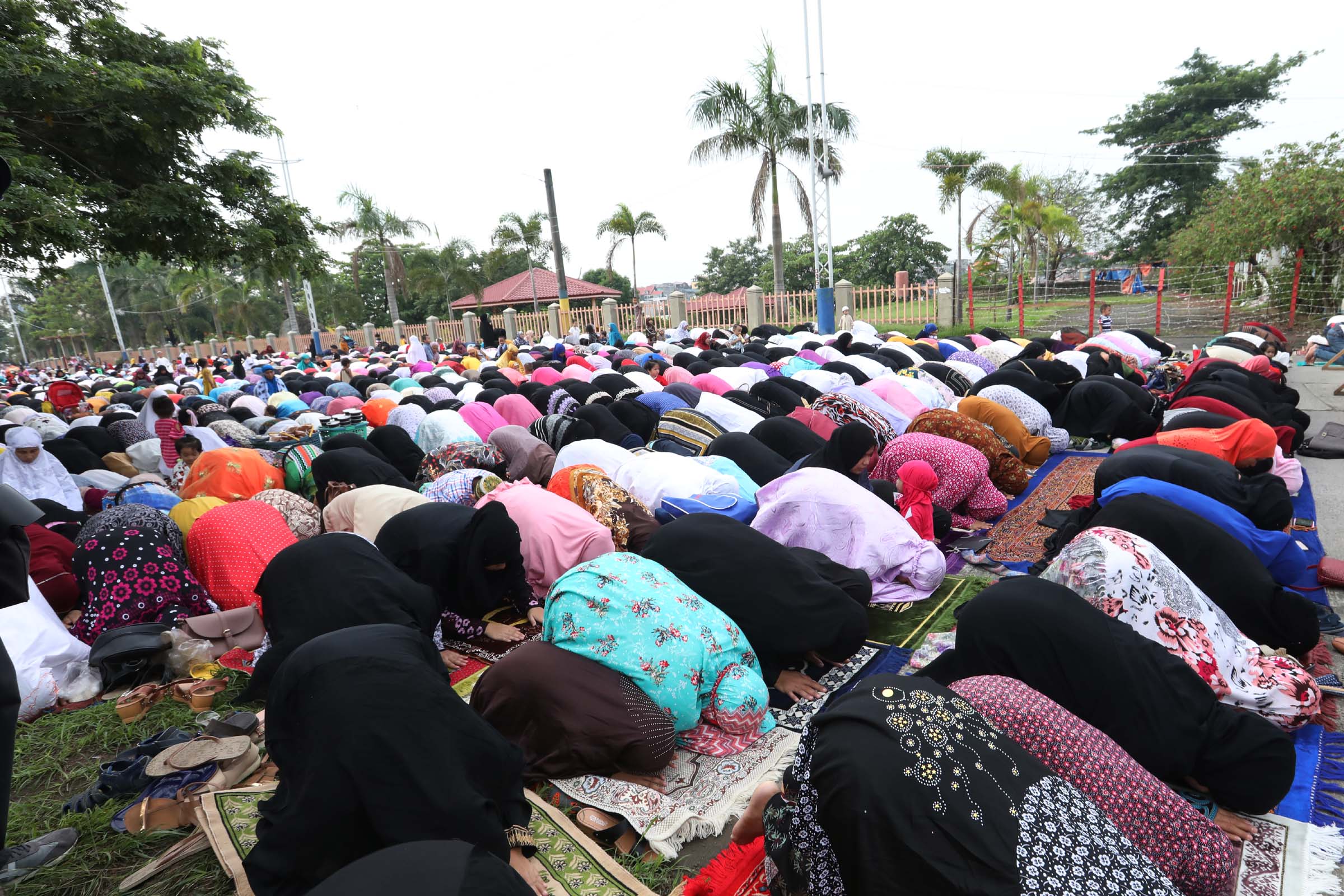 Muslims Filipinos mark end of Ramadan Photos Philippine News Agency