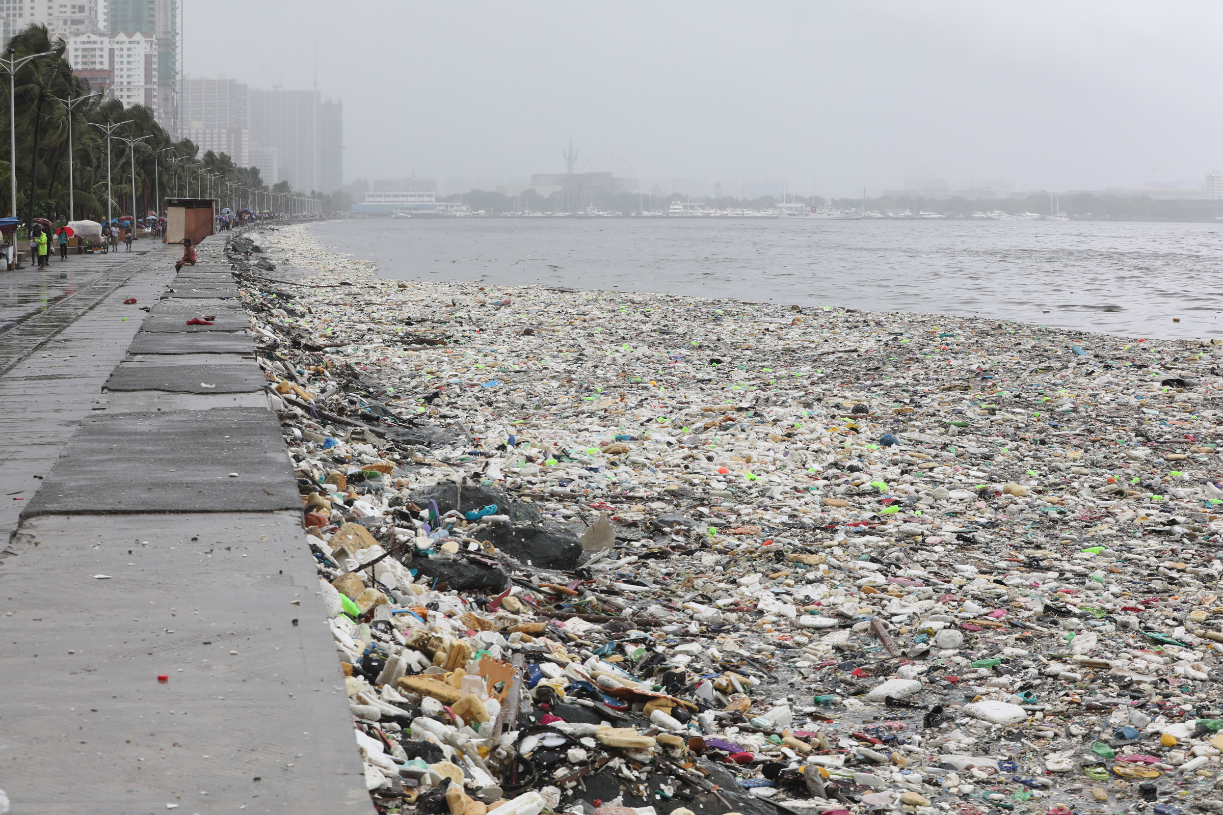 Tons of garbage at the Manila bay