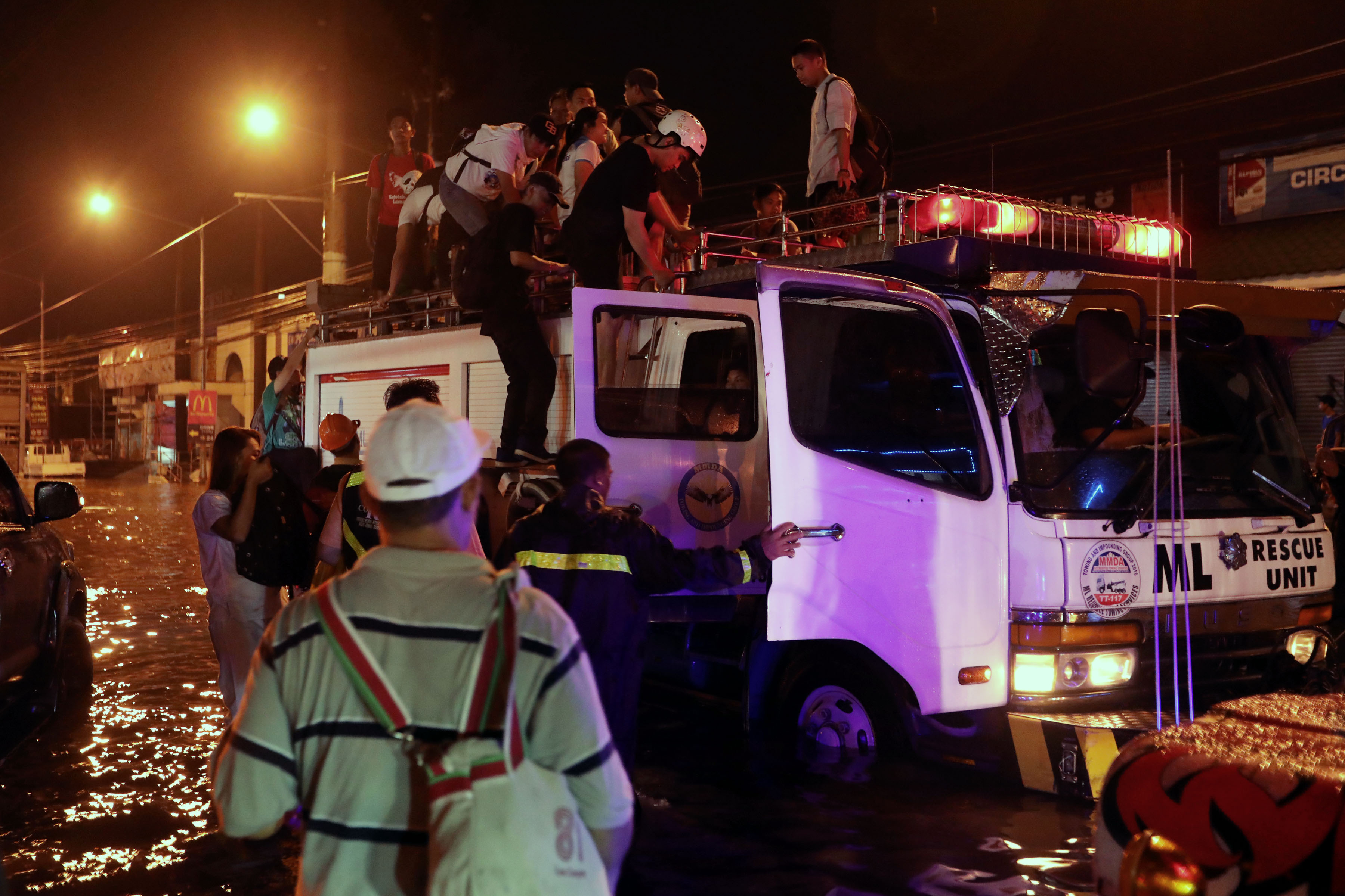 MMDA TO THE RESCUE | Photos | Philippine News Agency