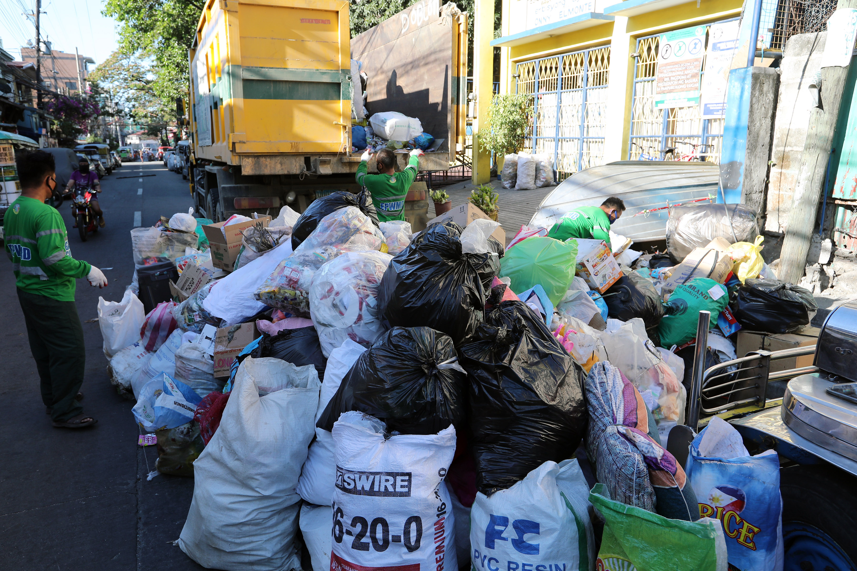 GARBAGE COLLECTION Photos Philippine News Agency