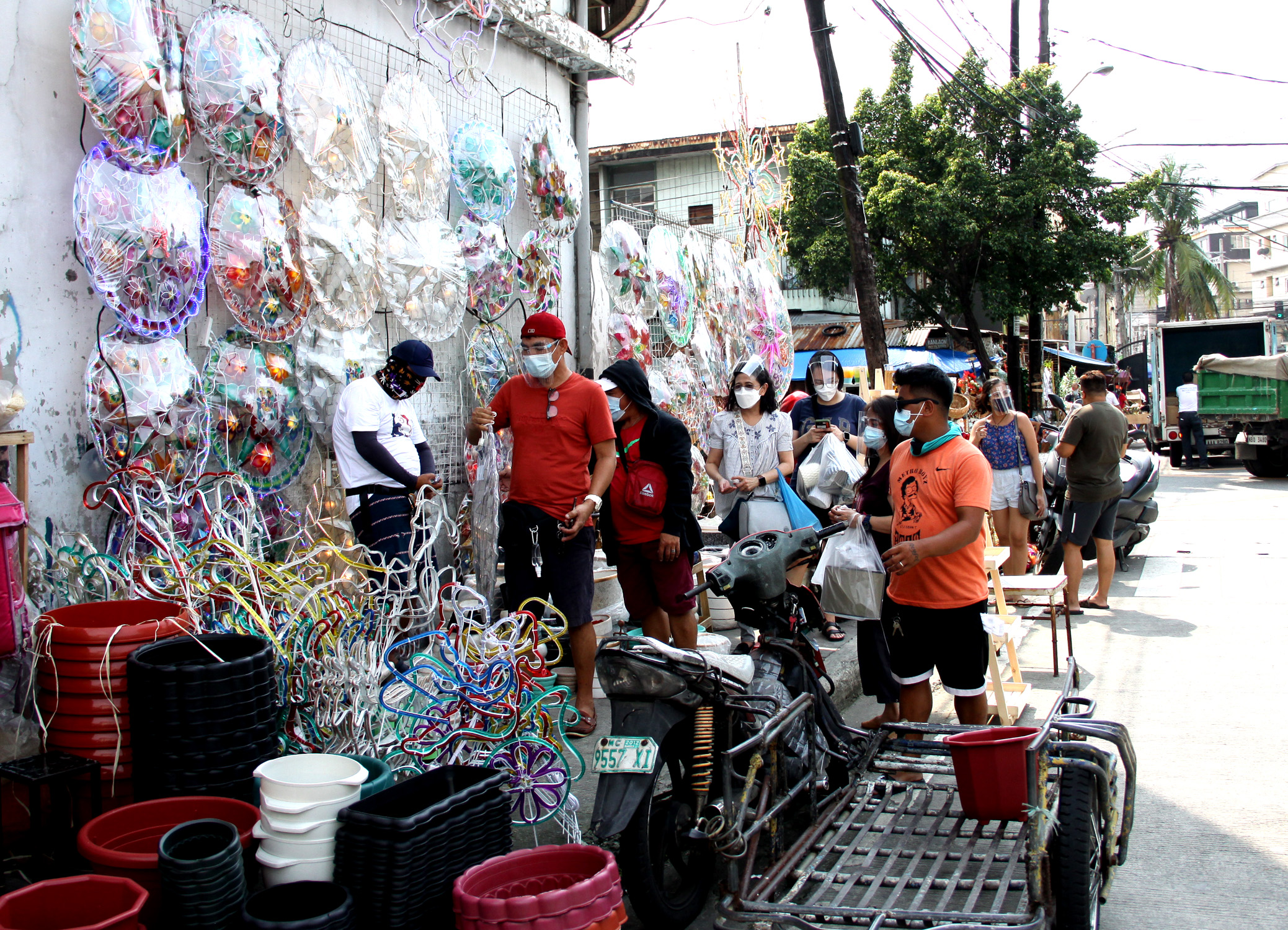 Christmas decor shopping  Photos  Philippine News Agency