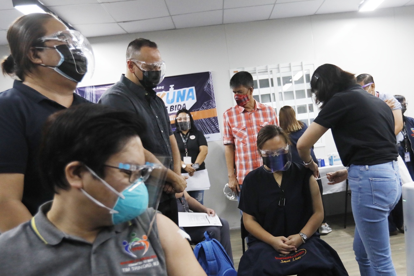 HEALTH WORKERS VACCINATED | Photos | Philippine News Agency