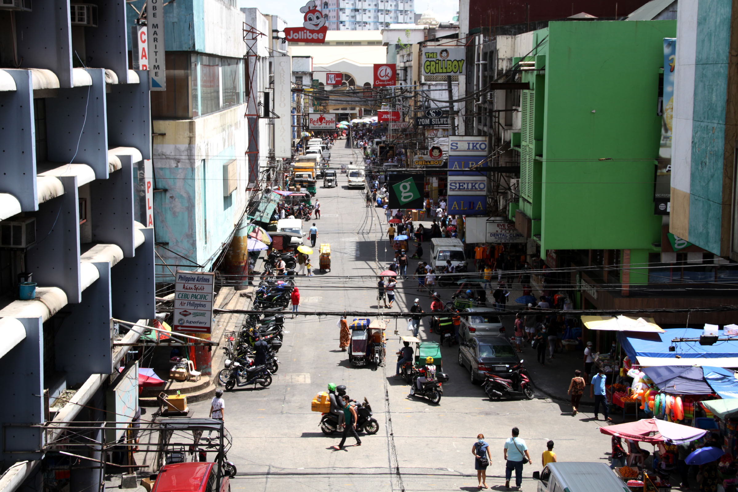 several-business-establishments-in-quiapo-manila-remain-open-photos