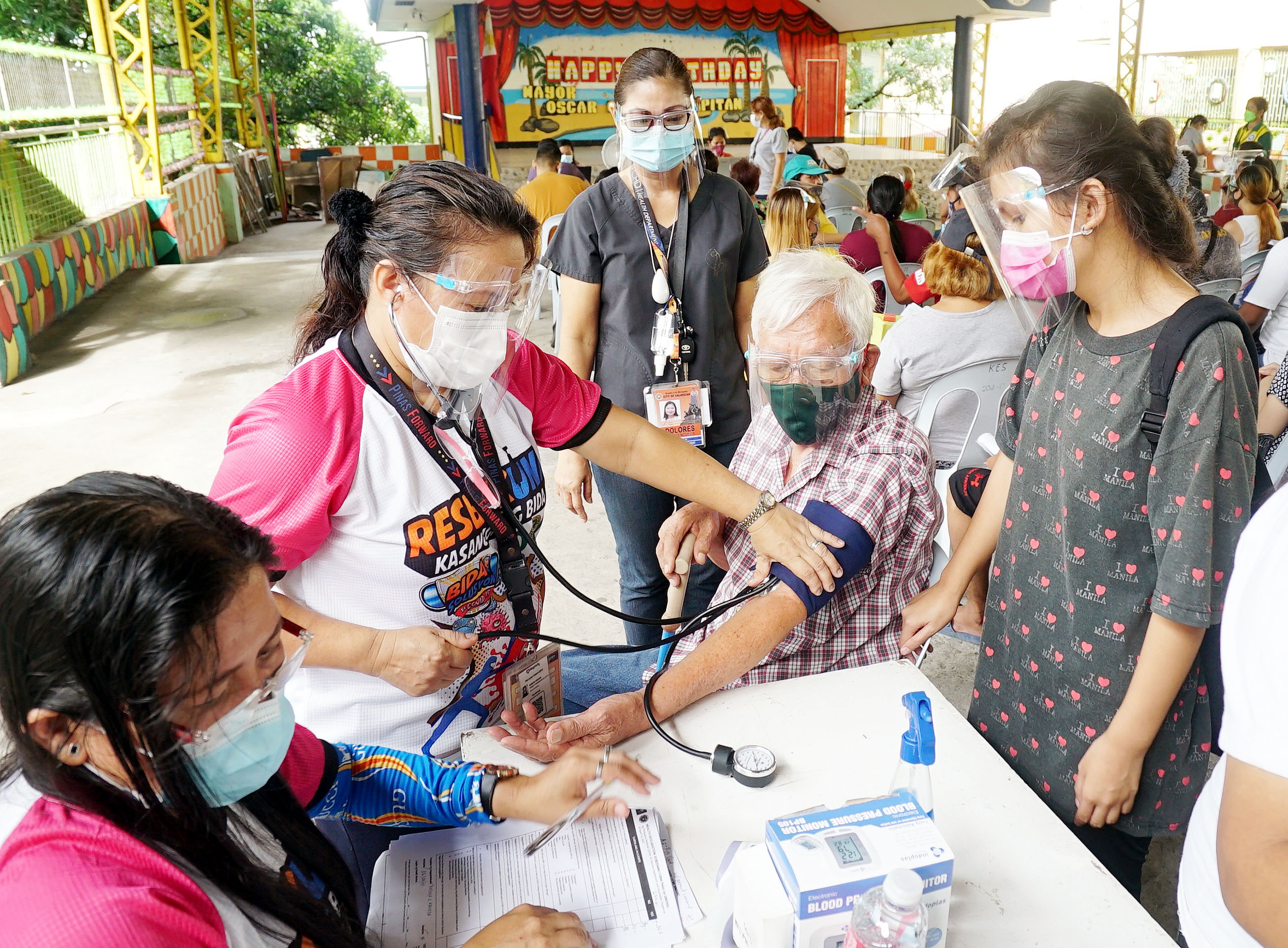 Elderly screening | Photos | Philippine News Agency