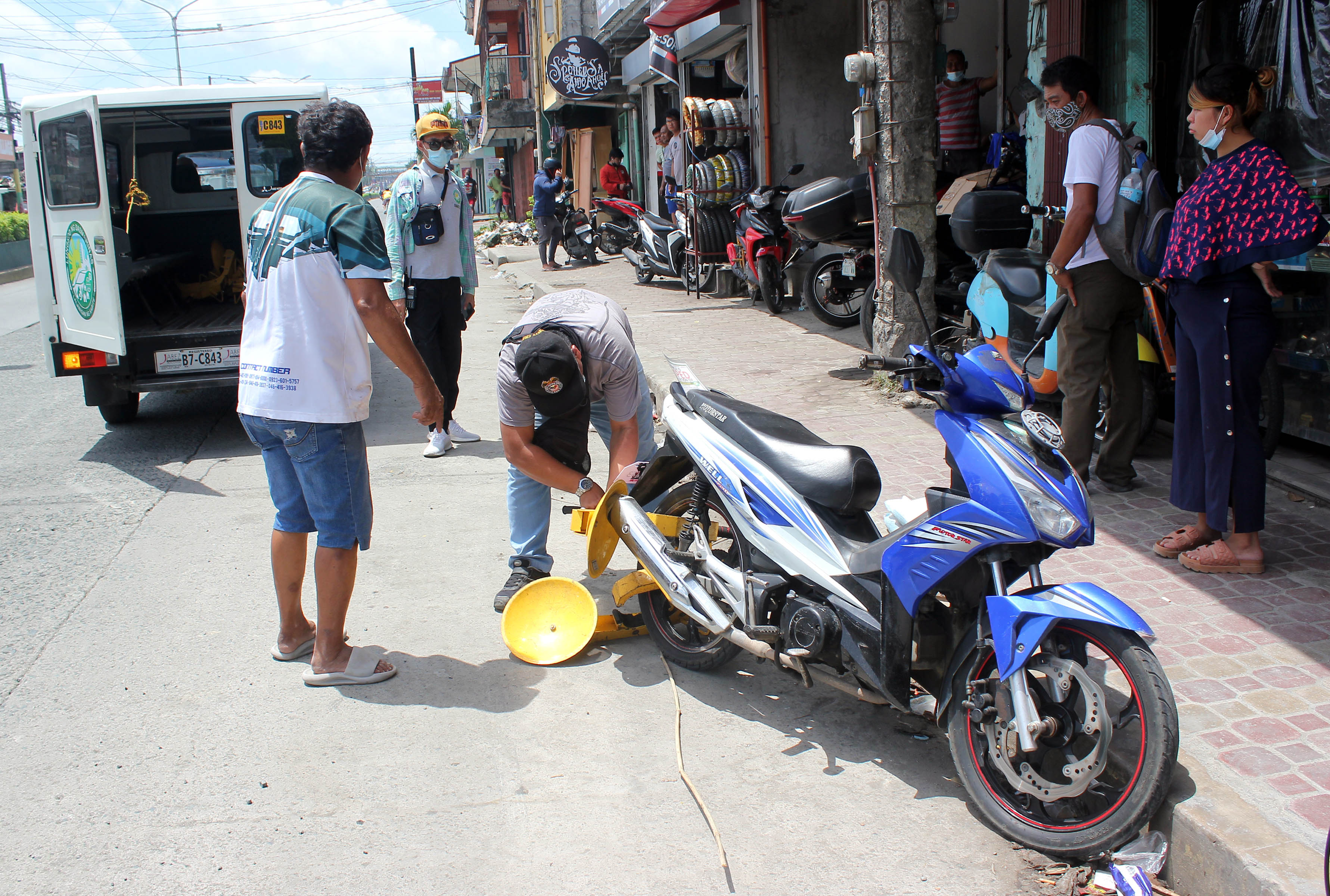 ILLEGAL PARKING | Photos | Philippine News Agency