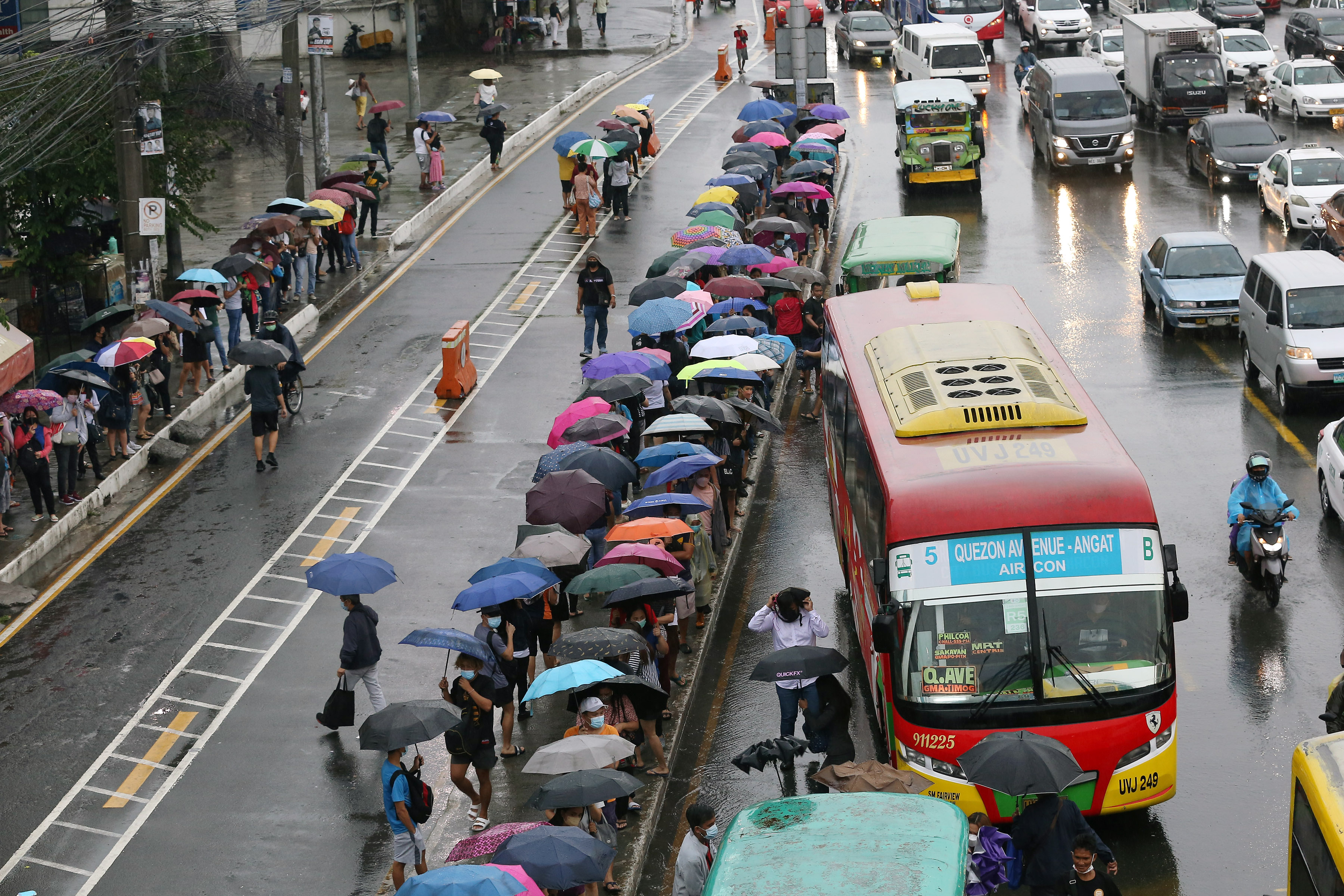 WET MORNING COMMUTE | Photos | Philippine News Agency