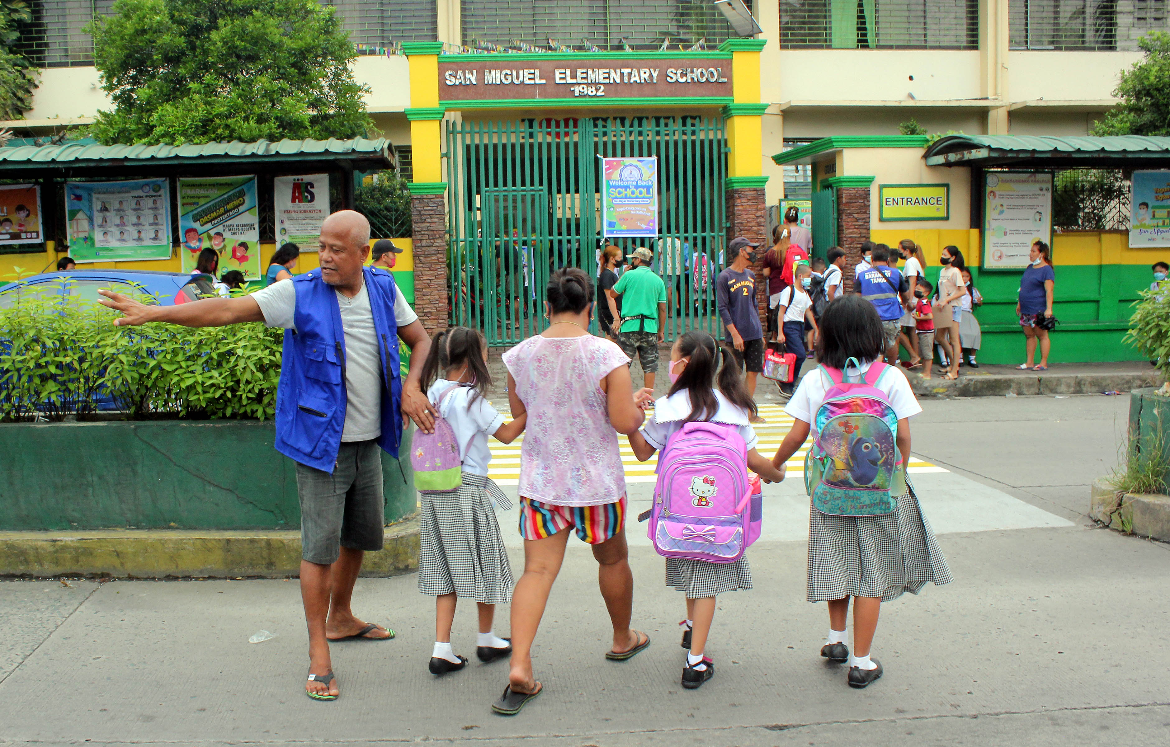 school-crossing-photos-philippine-news-agency