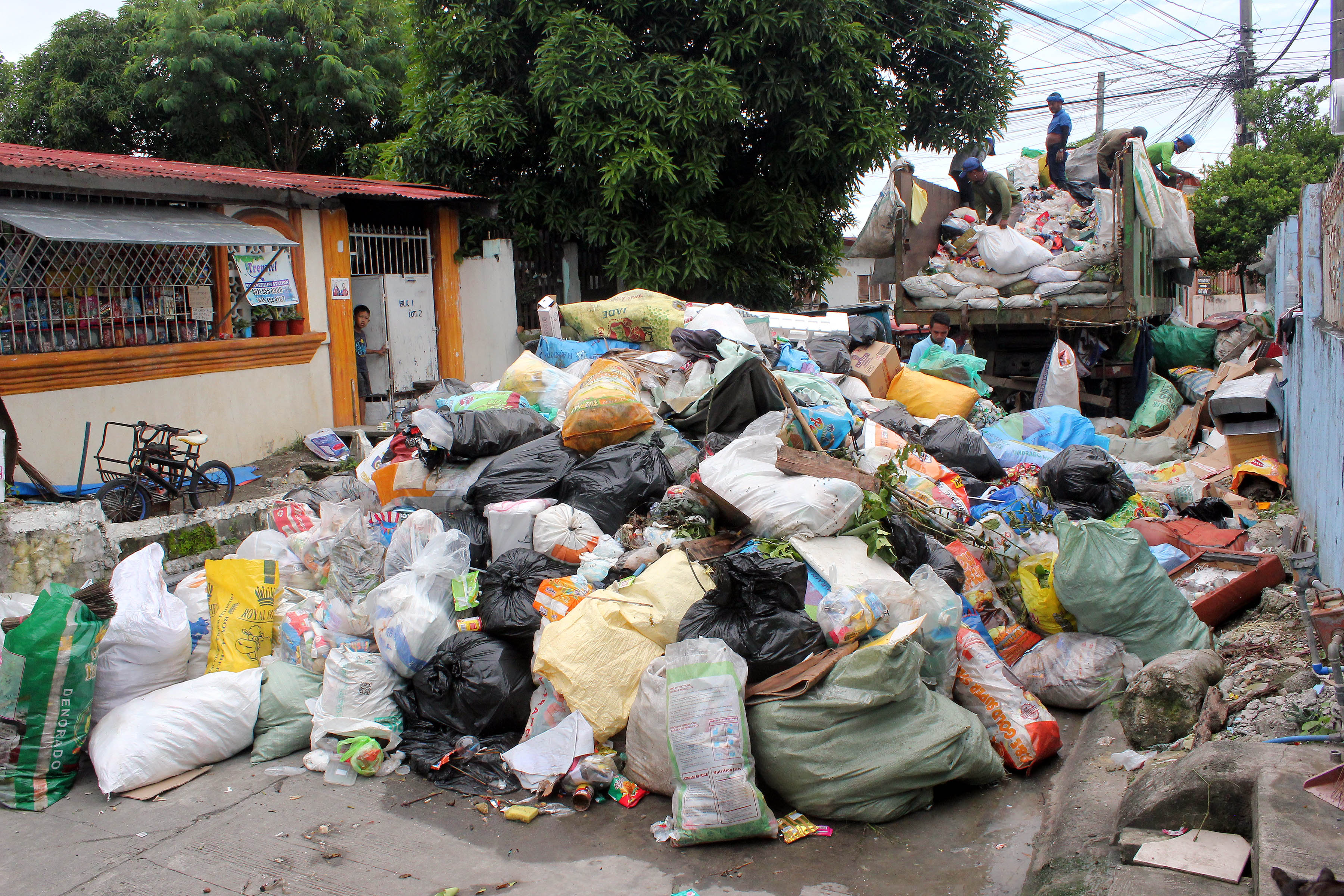 GARBAGE COLLECTORS Photos Philippine News Agency