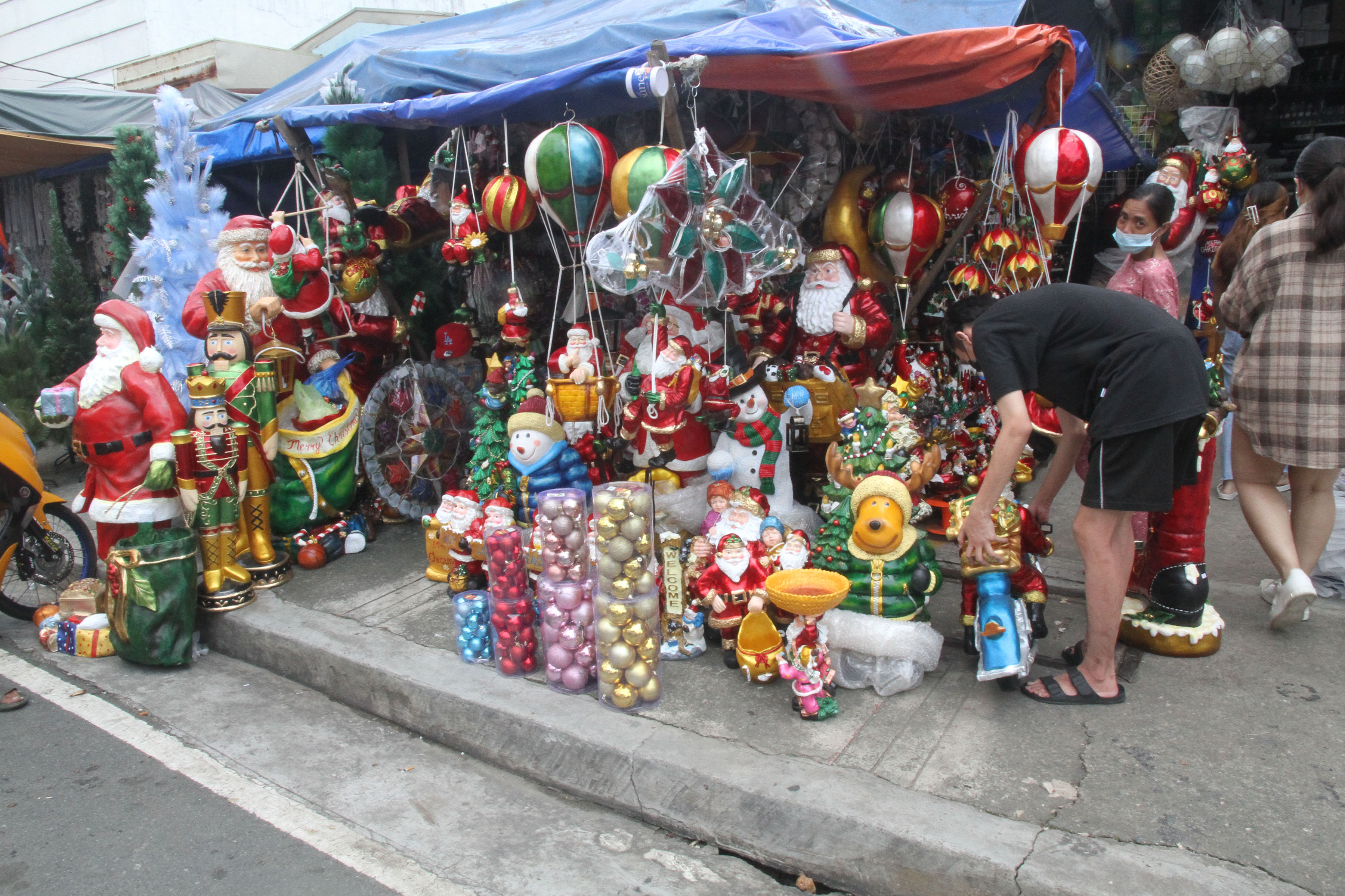 Shopping For Christmas Decors Photos Philippine News Agency   Imgl0025 