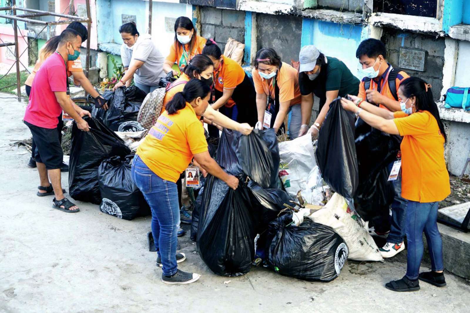 Cemetery Trash Photos Philippine News Agency