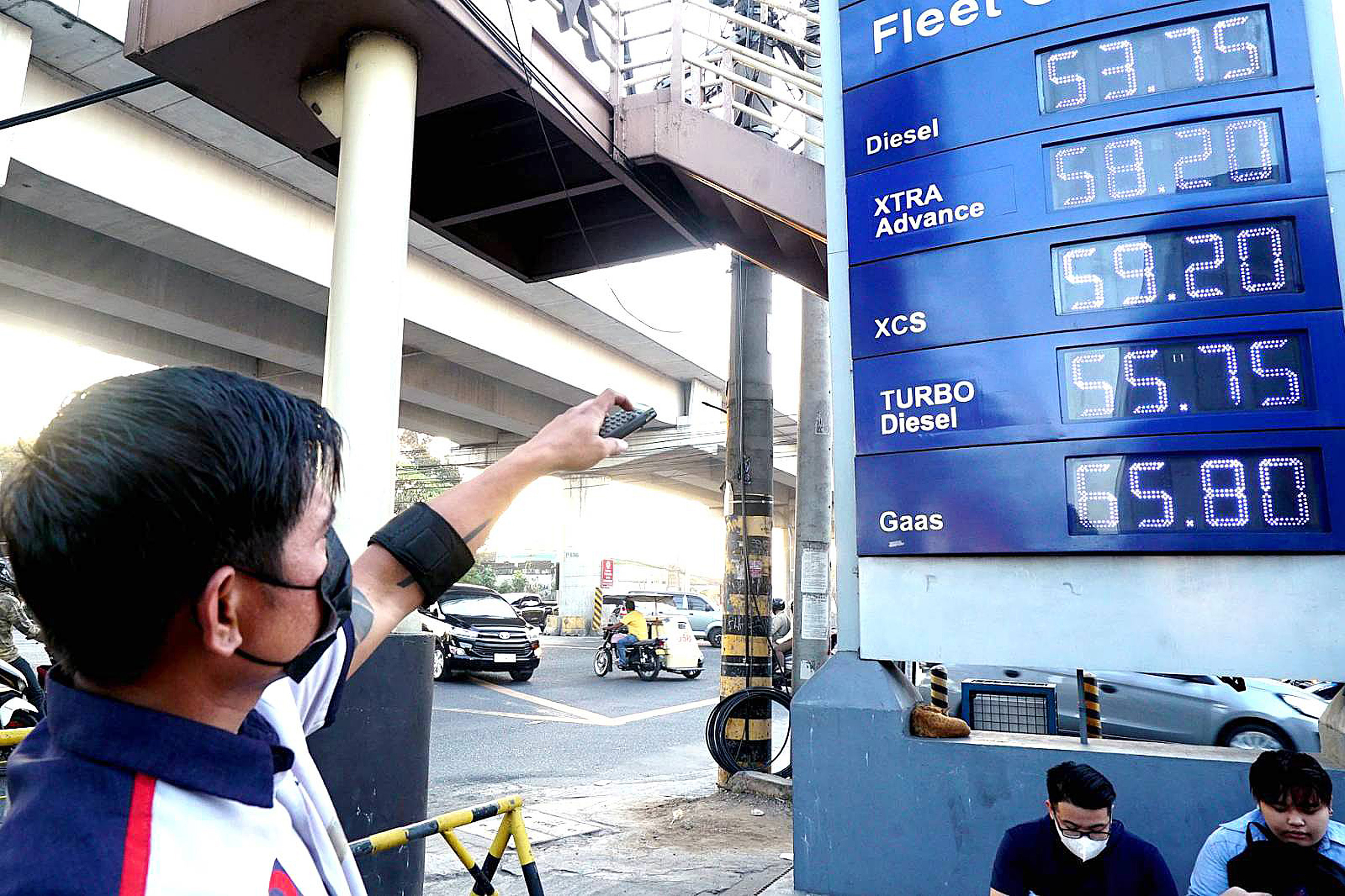OIL PRICES DOWN Photos Philippine News Agency