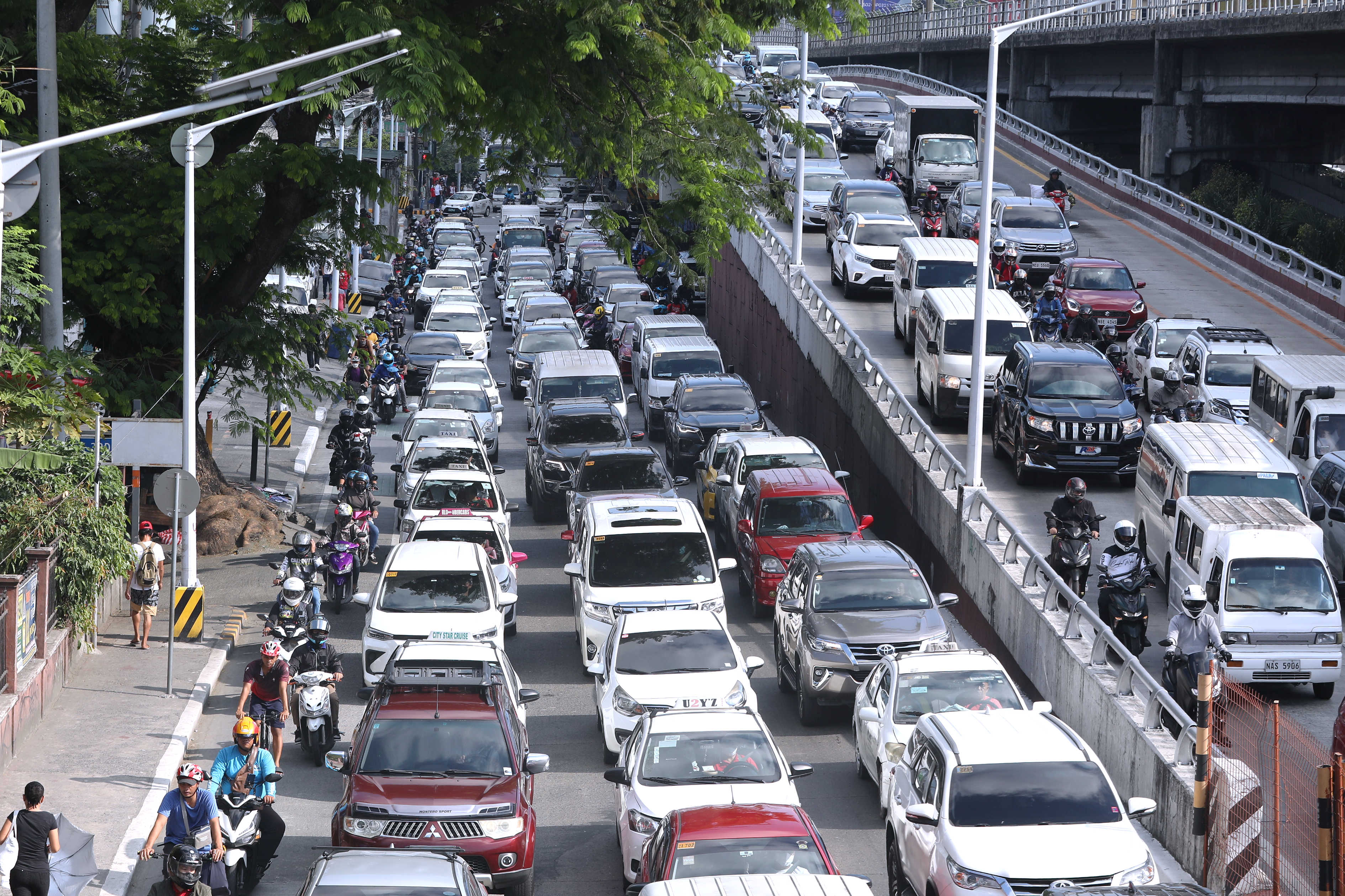 heavy-traffic-photos-philippine-news-agency