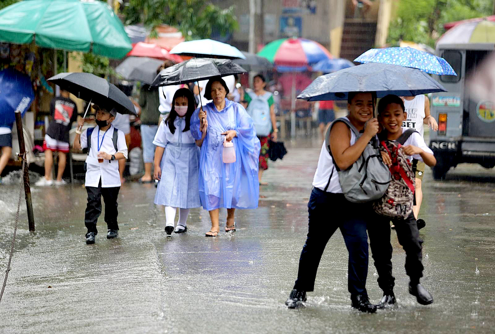 Sudden rain QC JBondoc | Photos | Philippine News Agency