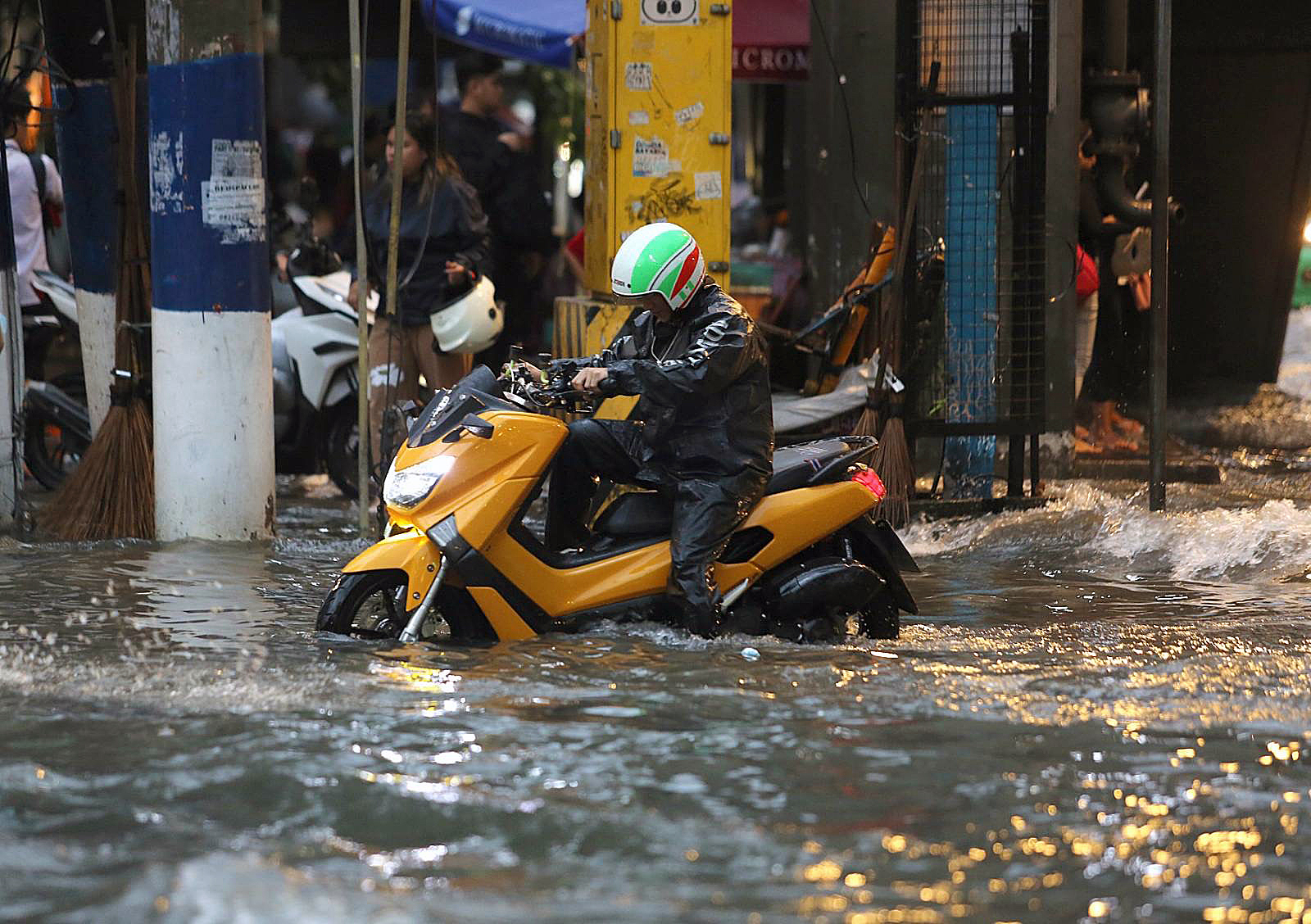 Flood Taft corner UN Manila JBondoc | Photos | Philippine News Agency