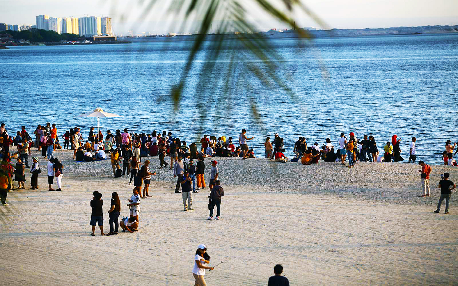 Manila Bay dolomite beach by JBondoc | Photos | Philippine News Agency