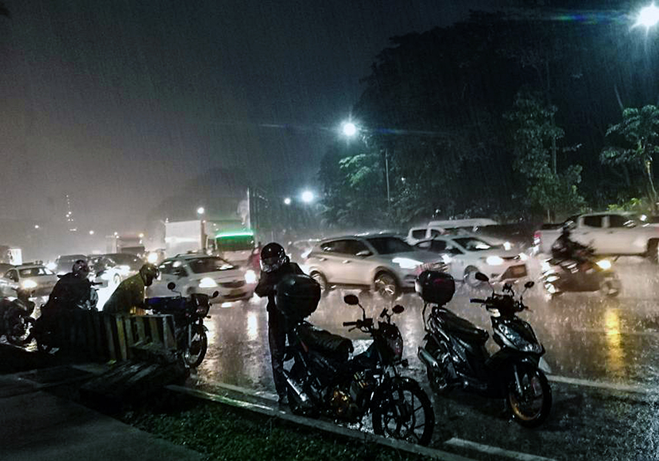 MOTORCYCLE RIDERS UNDER THE RAIN IN QC | Photos | Philippine News Agency